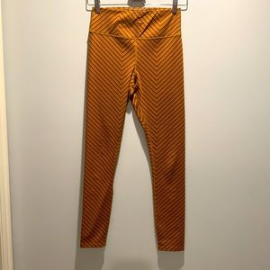 QUEENIEKE Womenswear’s yoga legging workout pants. Size small